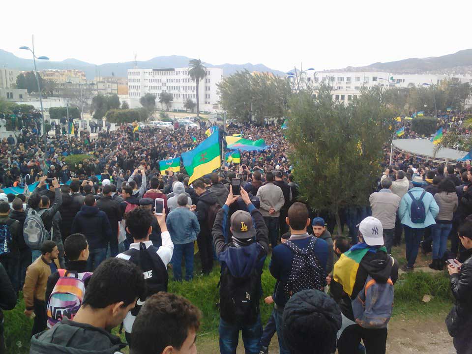 marche-en-kabylie généralisation de l’enseignement de Tamazight