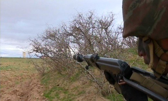 Cinq terroristes armés