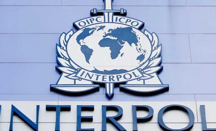 recherché par Interpol