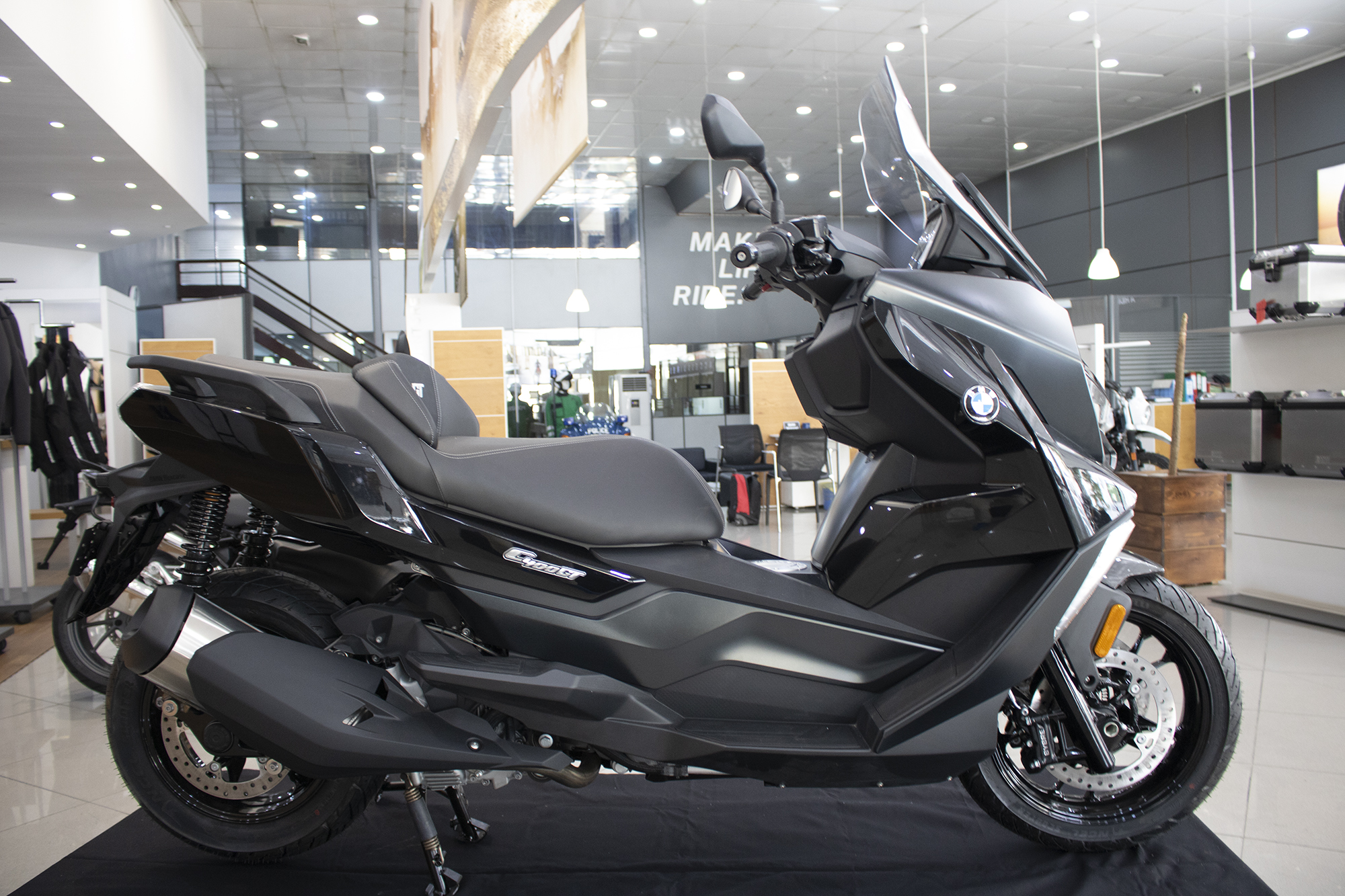 Motos