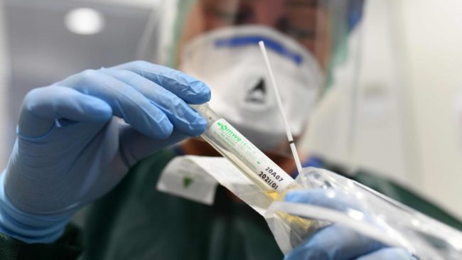 Coronavirus: les contaminations en légère baisse