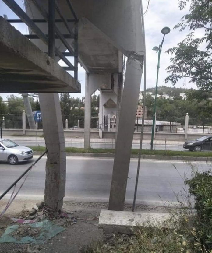 Une passerelle risque l'effondrement à Constantine
