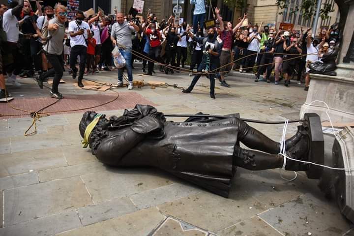 Affaire George Floyd: Une statue d'un négrier jetée à terre au Royaume-uni
