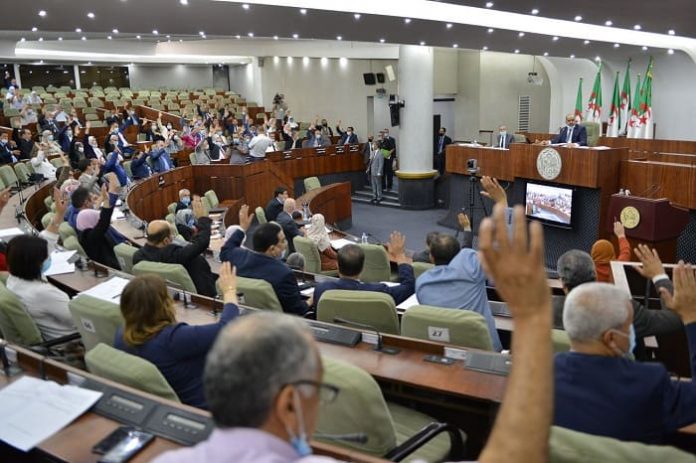 main (1) L'APN adopte le projet de révision de la Constitution