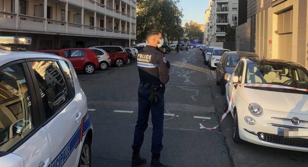 France: Un homme tire sur un prêtre et prend la fuite