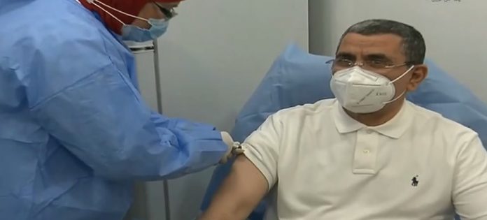 djerad Covid-19: Le premier ministre se fait vacciner