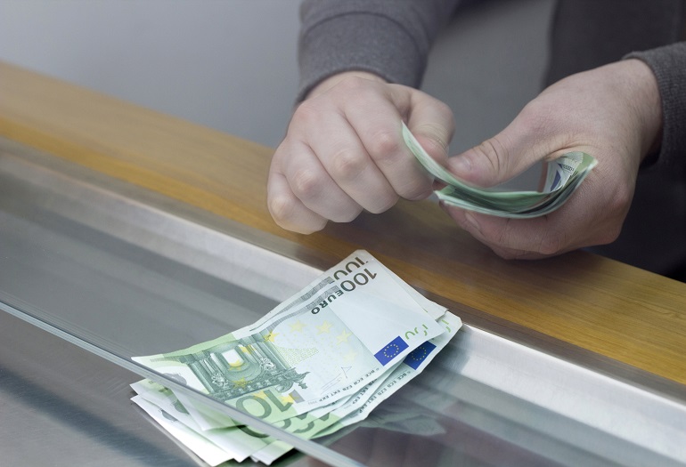 Les transferts d’argent de la diaspora algérienne devraient atteindre 1,8 milliard de dollars en 2021