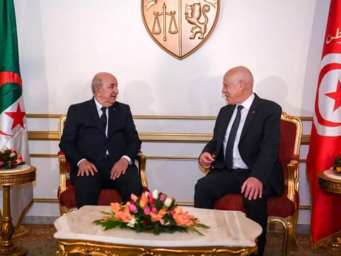 Tebboune-Kais Le Président Tebboune s'entretient en tête-à-tête avec son homologue tunisien