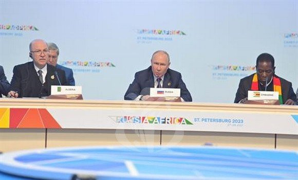 Poutine : le développement des échanges commerciaux avec l'Afrique exige de traiter en monnaies nationales