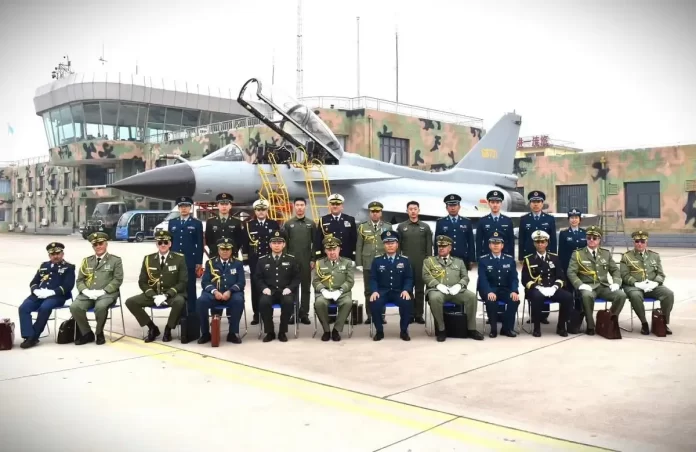 aviation chinoise Le Général d'Armée Chanegriha se rend à la 72ème unité de l'Armée de l'Air chinoise