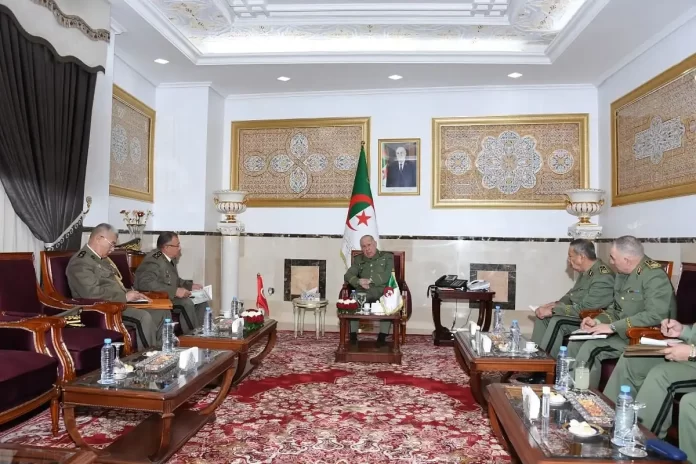 Forces armées tunisienne Le Général d'Armée Saïd Chanegriha reçoit le Chef d'Etat-major de l'Armée de terre des Forces armées tunisiennes
