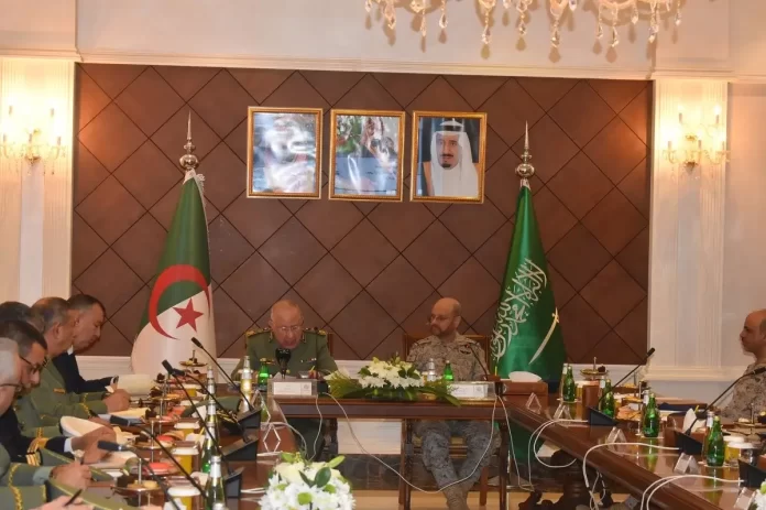Saïd Chanegriha s'entretient avec le Chef d'Etat-Major général des Forces armées saoudiennes