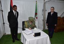 Le Général d’Armée Chanegriha signe le registre de condoléances au siège de l’ambassade libyenne